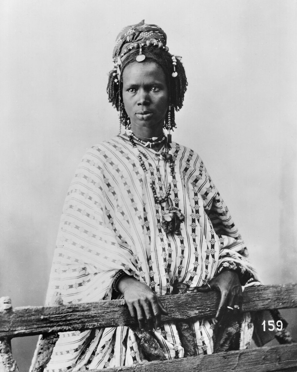 セネガルの女性、1900年頃（bw写真） 作： フランスの写真家