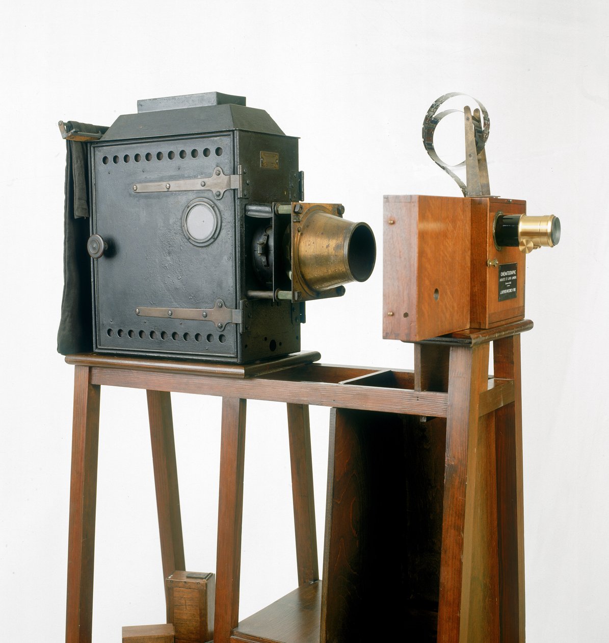 2umiereシネマトグラフ、1895年（木材および金属） 作： フランス語学校