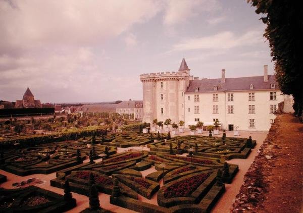 砦と庭園の眺め 作： フランス語学校