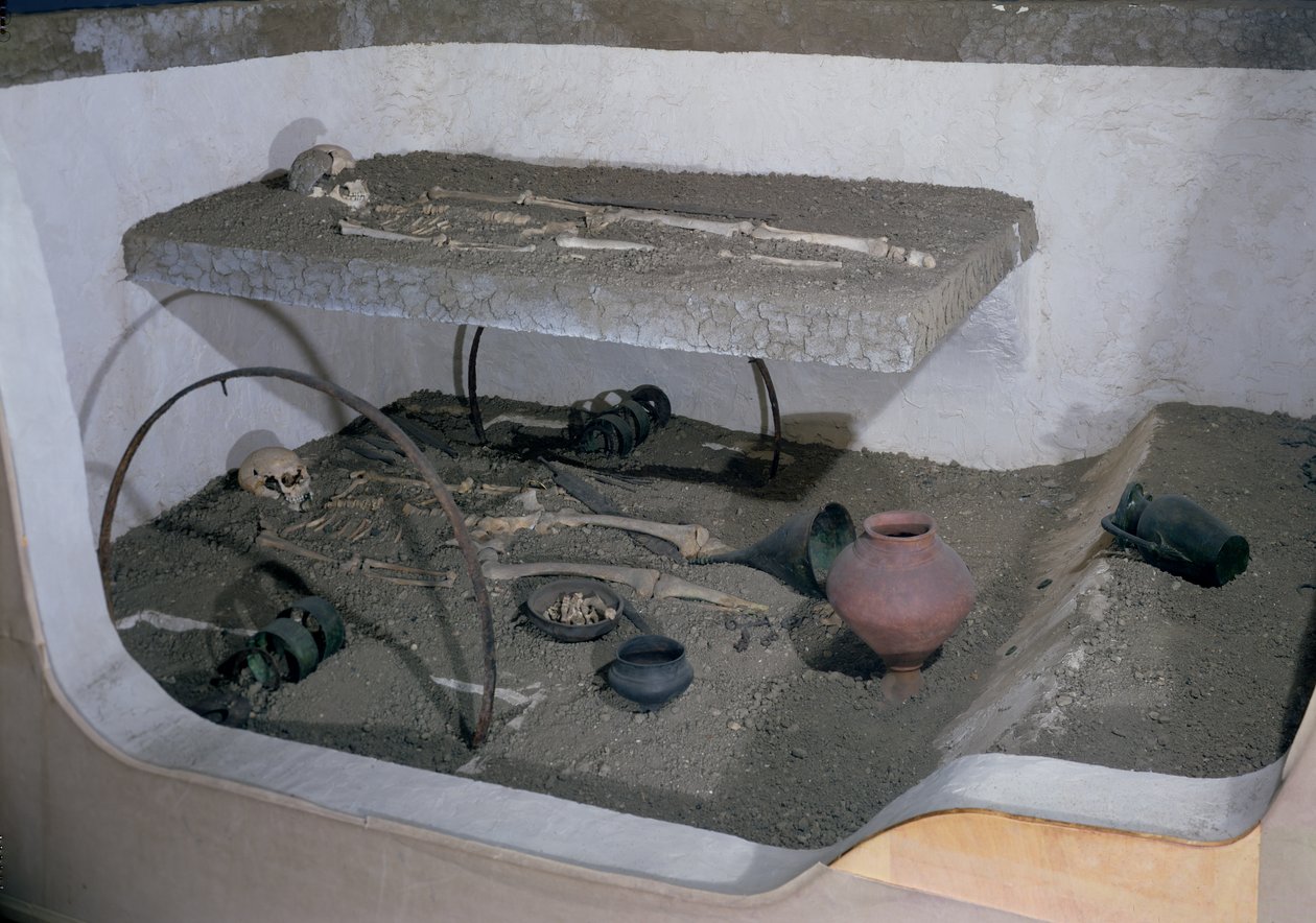 La Gorge-Meillet、Somme-Tourbe、Tene I（242427も参照）からの彼の戦車と彼の戦車の運転手が埋葬されたガリアの首長の墓 作： ガリッシュ