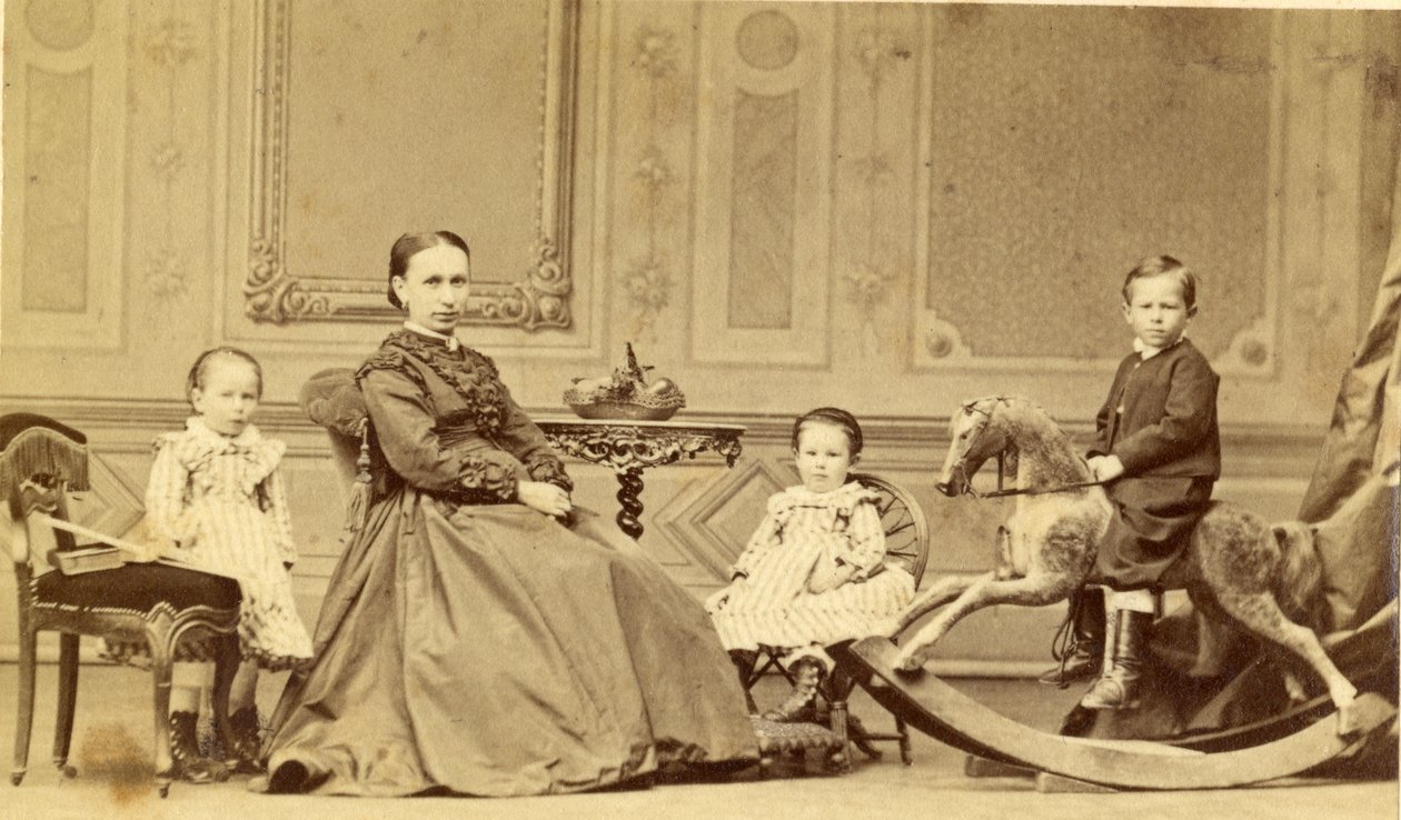 1860年代に家族で囲まれた揺り木馬の少年（アルブメンプリント） 作： ゲオルク・フリードリッヒ・ブランセフ