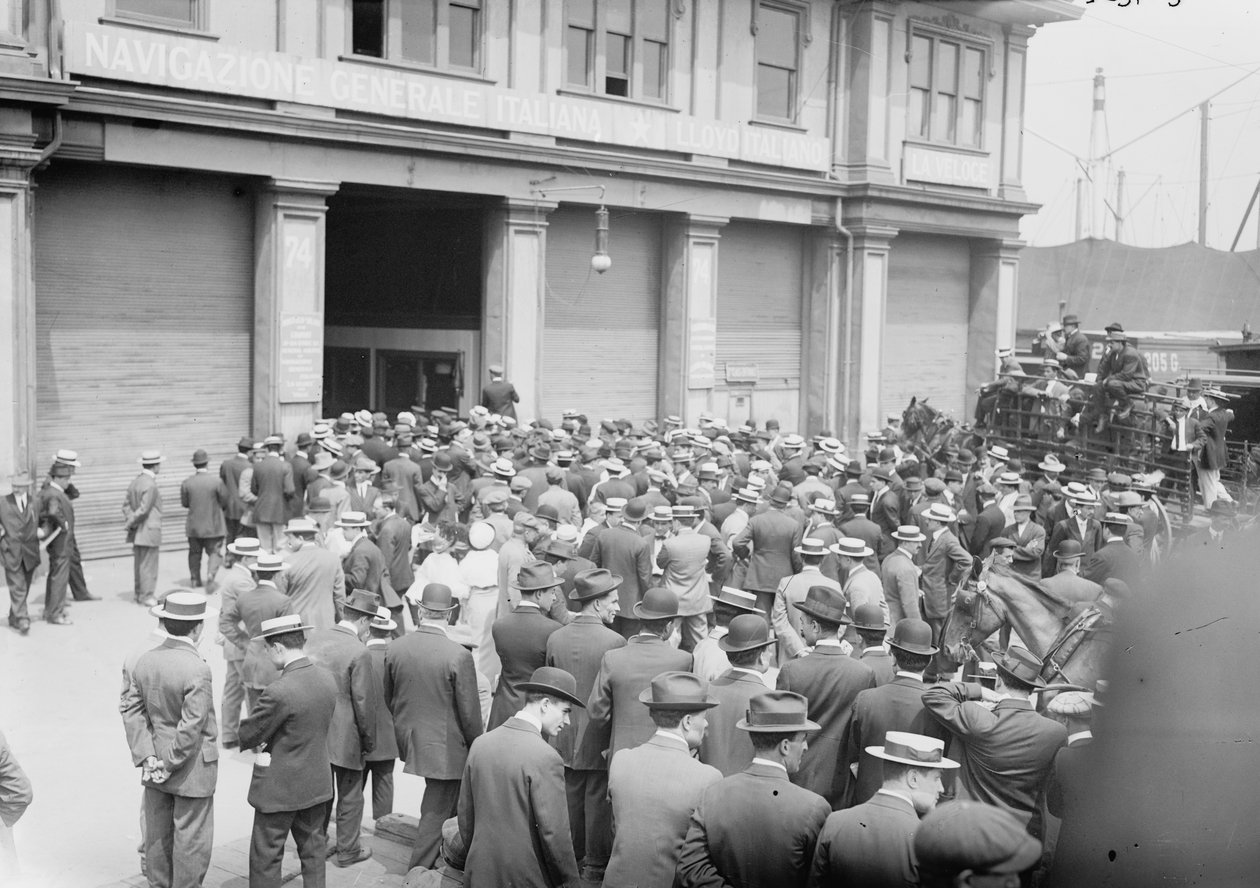 1914年5月25日、ニューヨーク市の蒸気船スタンパリアに乗ったナポリから、元ローマ市長エルネストネイサンの到着を待つグループ 作： ジョージ・グランサム・ベイン