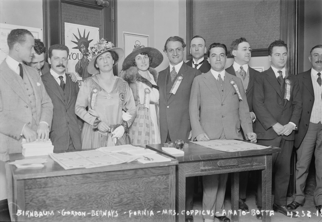 1917年、ニューヨーク市エオリアンホールにオペラリバティローンオフィスを開設するオペラ歌手とミュージシャン 作： ジョージ・グランサム・ベイン
