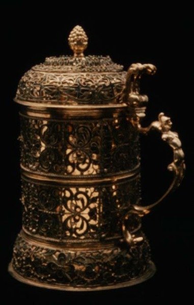 タンカード、1600年頃（エナメルオーバーレイを施したシルバーゴールド） 作： ドイツ語学校