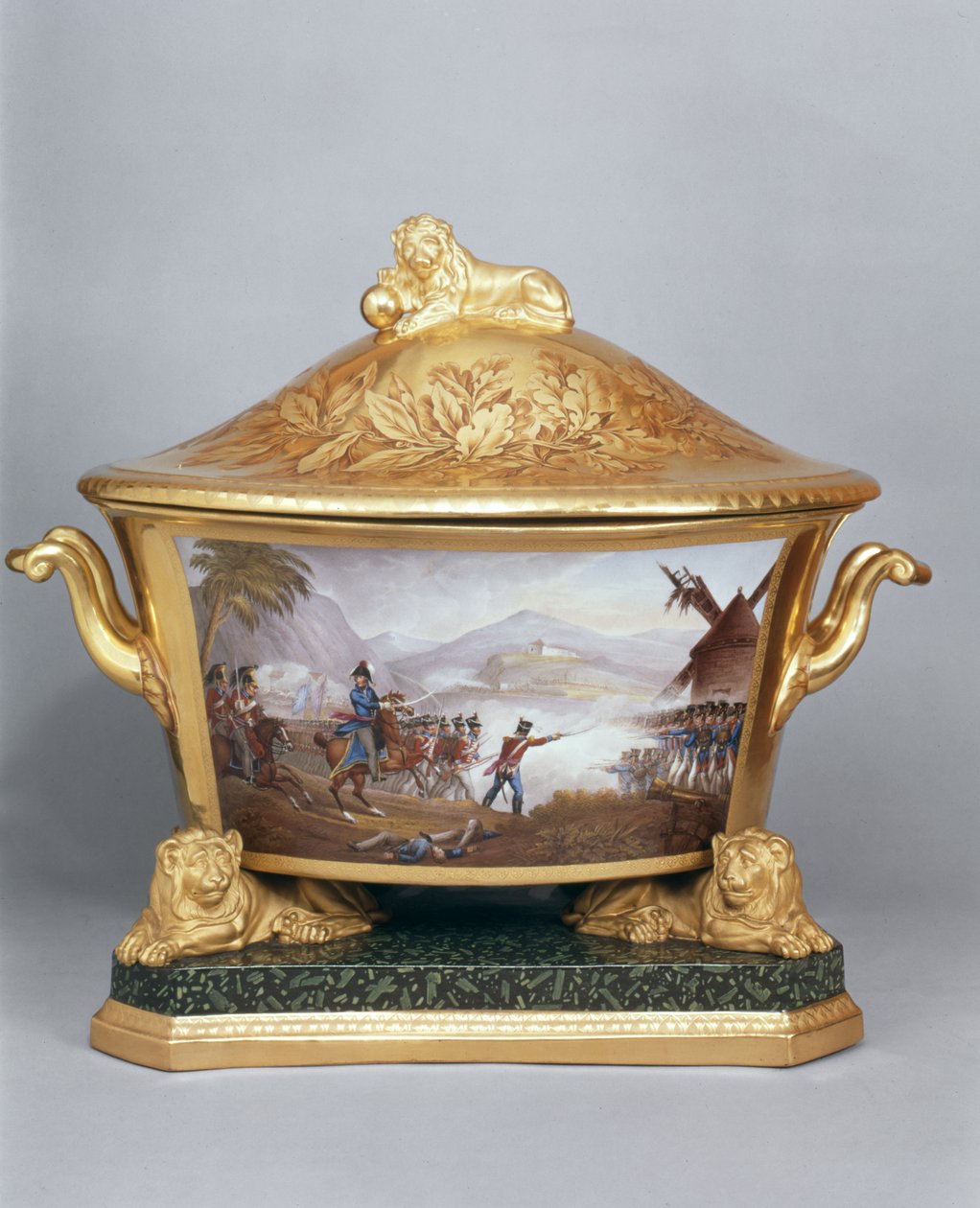 プロイセンディナーサービスからのTureen、ベルリン、1816-19（磁器＆金箔）（10534も参照） 作： ドイツ語学校