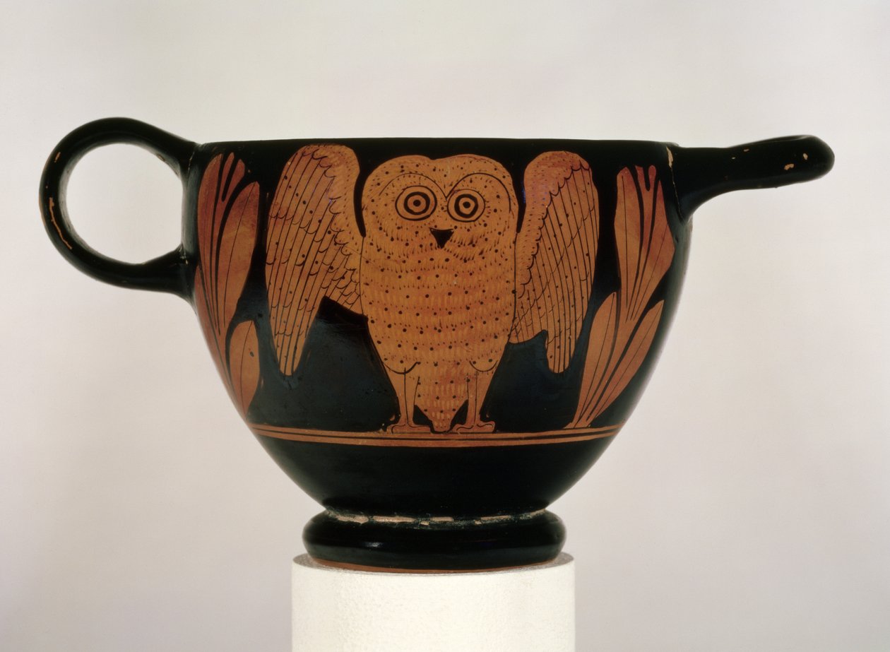 翼を広げたフクロウを描いた屋根裏の赤像式スカイフォス（陶器） 作： ギリシャ語