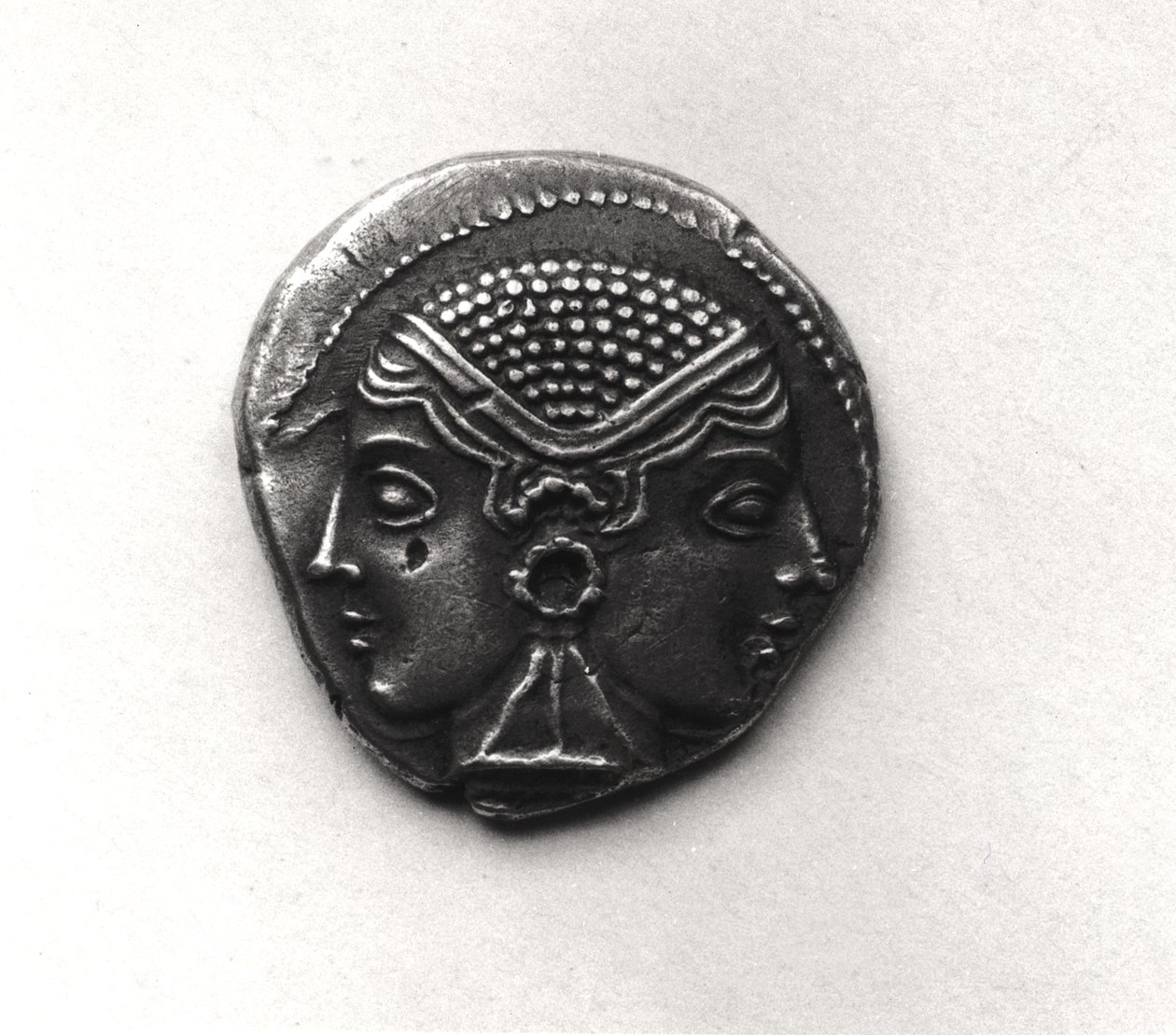 ヤニフォルムの頭を持つランプサカスのコイン（金属） 作： ギリシャ語