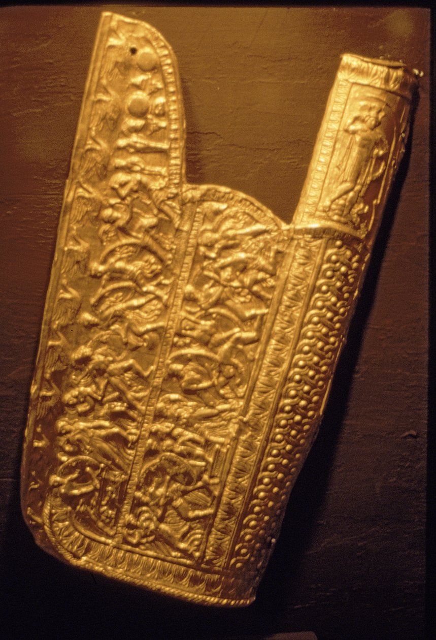 ヴェルギナ（金色）にあるフィリップ2世の墓（359-336）の金の矢筒 作： ギリシャ語