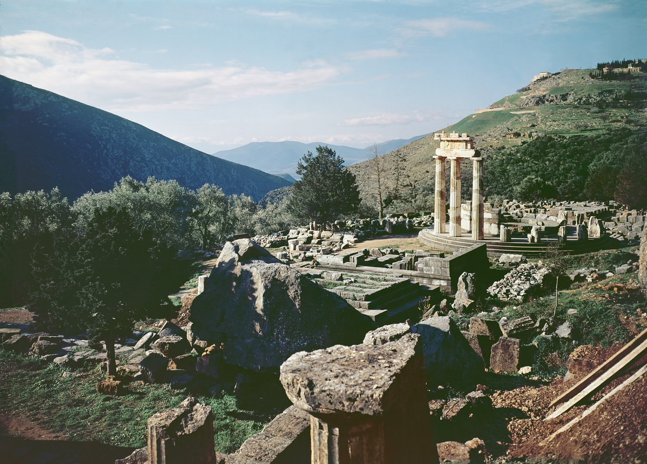 アテナプロナイアサンクチュアリにあるトロス寺院のある敷地の全景 作： ギリシャ語