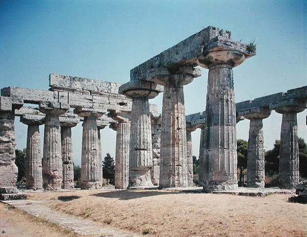 ヘラ1世の神殿の内部列柱、紀元前550年頃 作： ギリシャ語