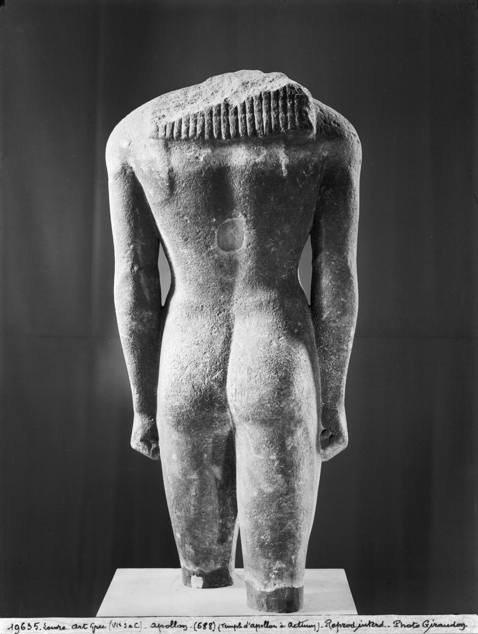 アクロスの紀元前570年頃のクーロスの胴体（大理石）（24996も参照） 作： ギリシャ語