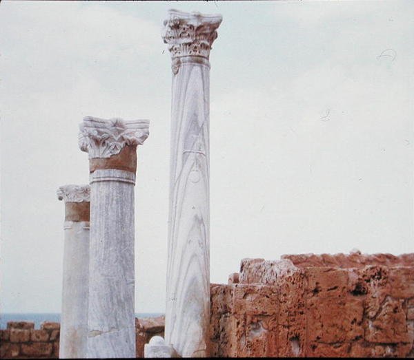 大理石の柱（写真） 作： ギリシャ語