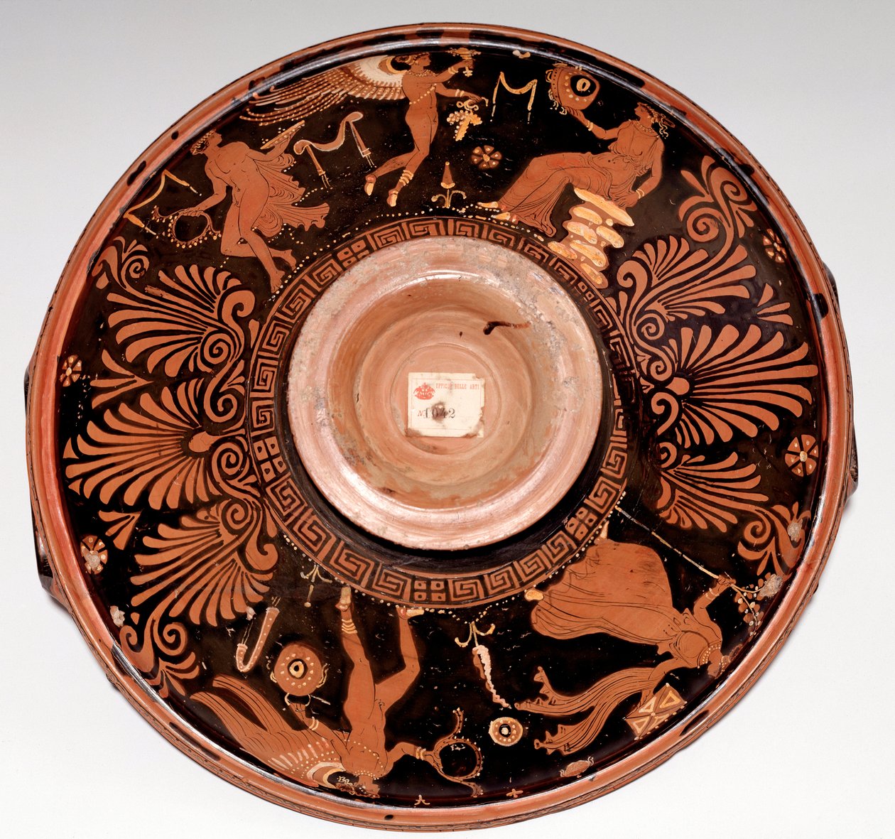 メナドとエロスのパテラ（テラコッタ、紀元前325～300年 作： ギリシャ語