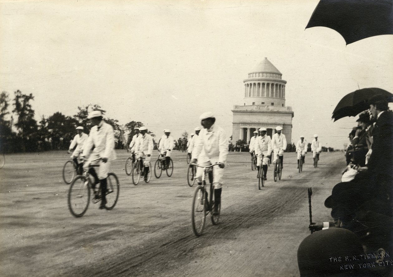 グラントの墓の近くのリバーサイドドライブの自転車、1890年代頃 作： HNティーマン
