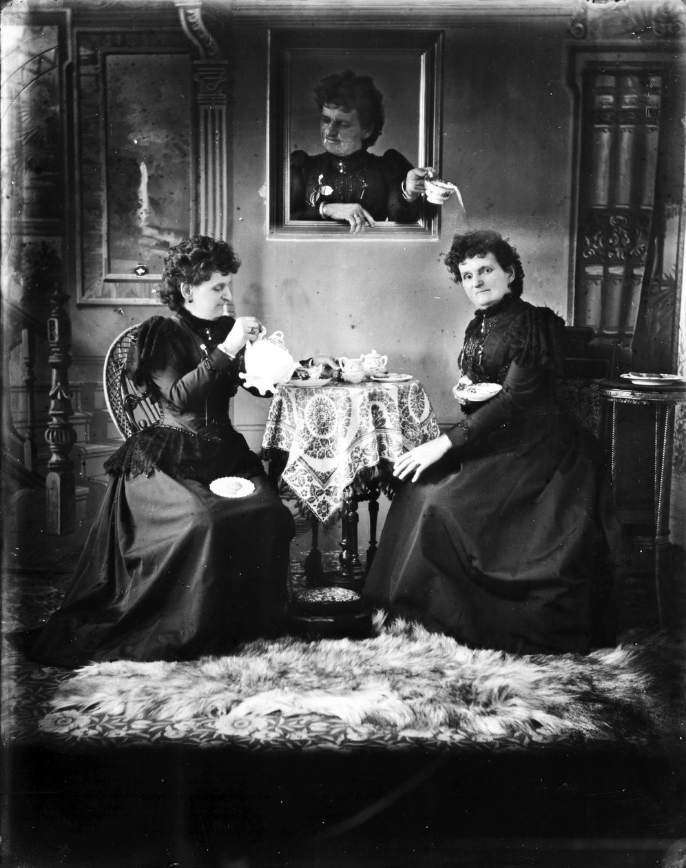 自画像、1893年頃（白黒写真） 作： ハンナ・メイナード