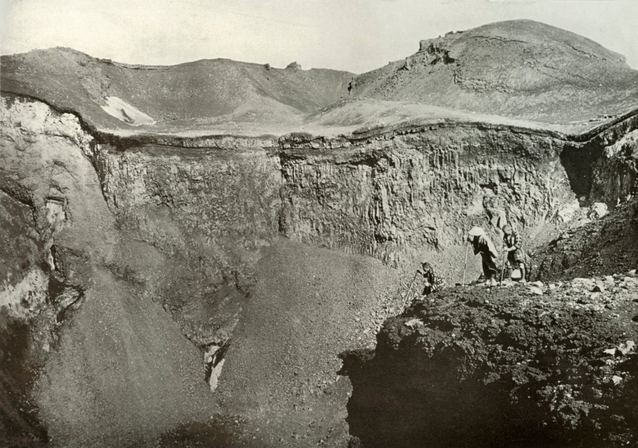富士山の聖なるクレーター、1910年。 作： ハーバート・ポンティング