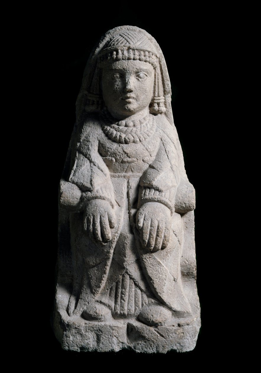 座っている女性石灰岩彫刻、紀元前4～2世紀 作： イベリア