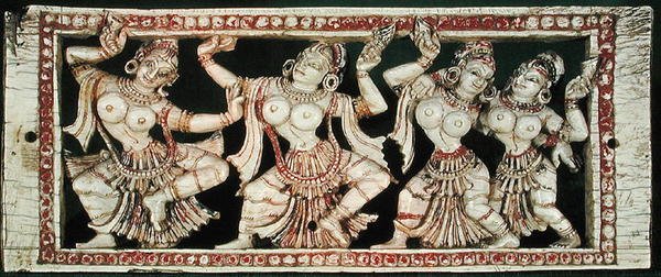 4人のダンサーを描いたレリーフ 作： インドの学校
