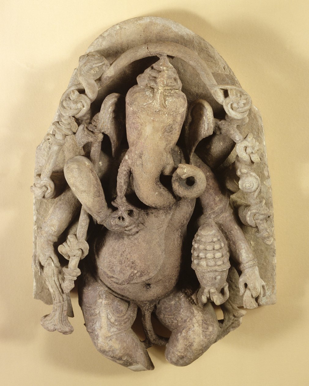 チャンデラ王朝時代のガナパティの像（砂岩） 作： インドの学校
