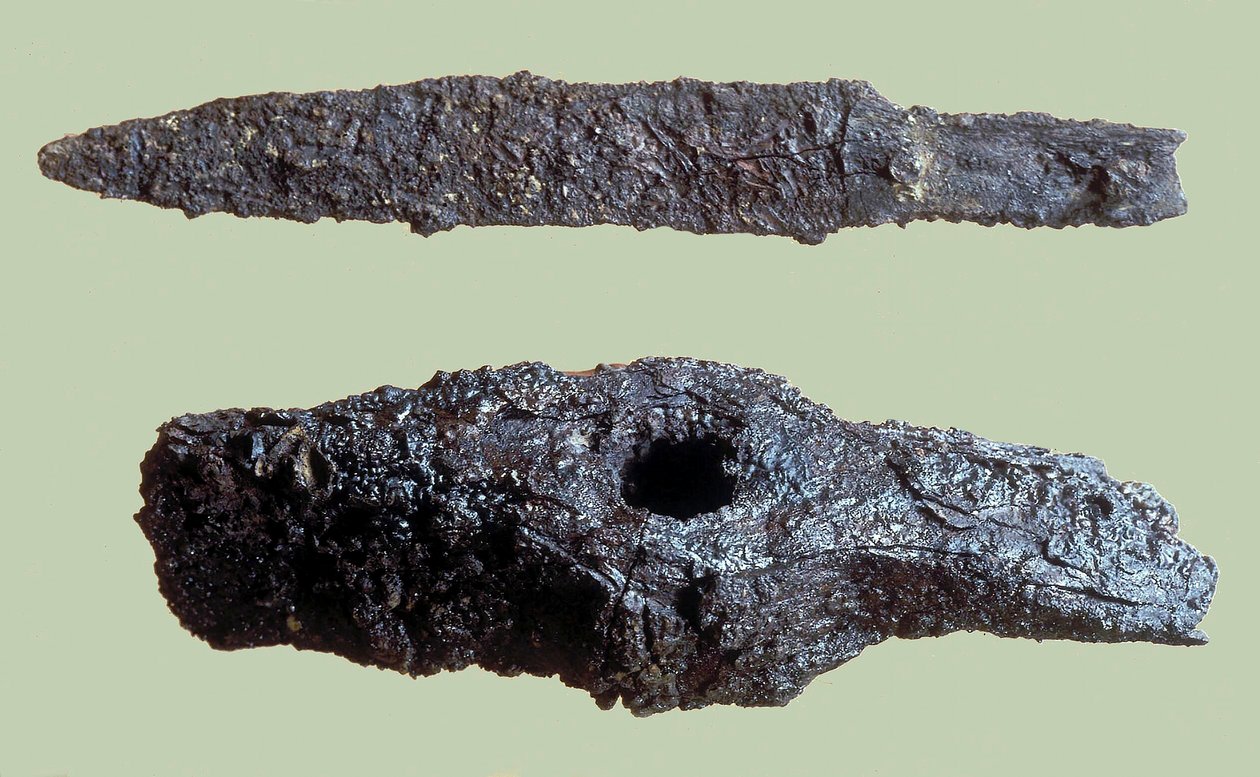 ダビデ市の発掘調査で見つかった斧とナイフ 作： 鉄器時代