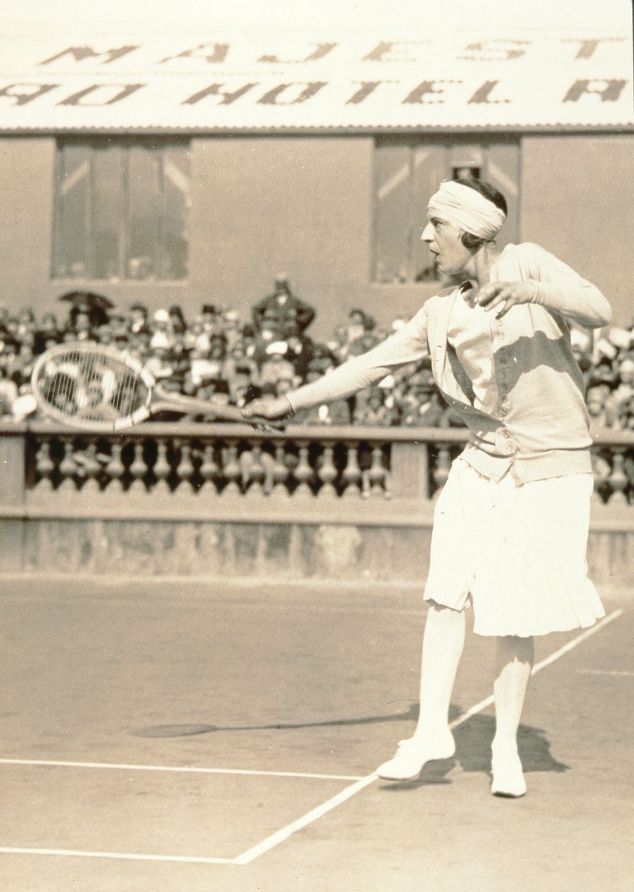 テニスをするスザンヌ・レンレン、1926年頃（臭化銀ゼラチンプリント） 作： イタリアの写真家