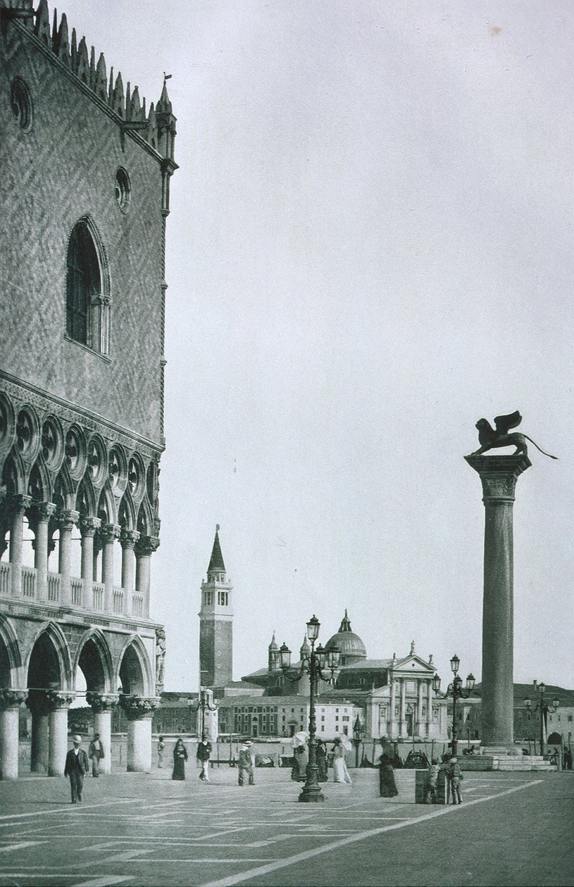 ドージェ宮殿とサンマルコ広場の眺め 作： イタリアの写真家