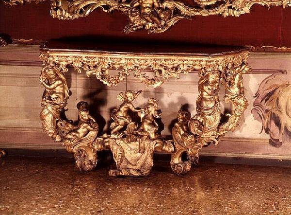彫刻が施されたケルビムのテーブル、ロココ様式、c.1730（金箔） 作： イタリア語学校