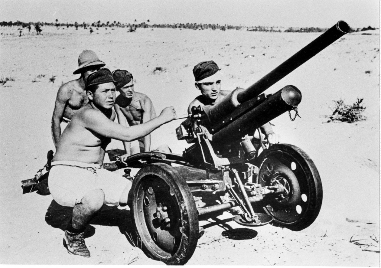 リビアの砂漠でのイタリアの対戦車。1941. 作： イタリアの写真家