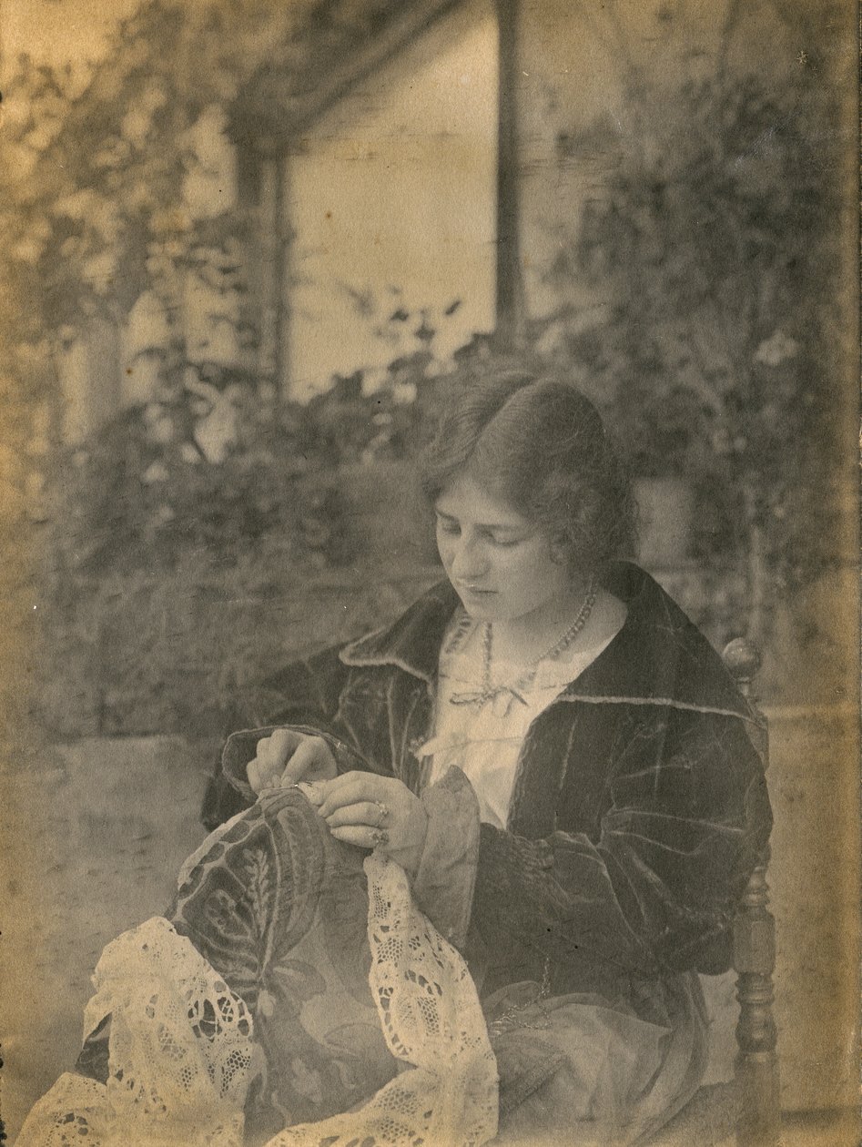 レースのドレスを縫う女性、イタリア、1910年頃 作： イタリアの写真家