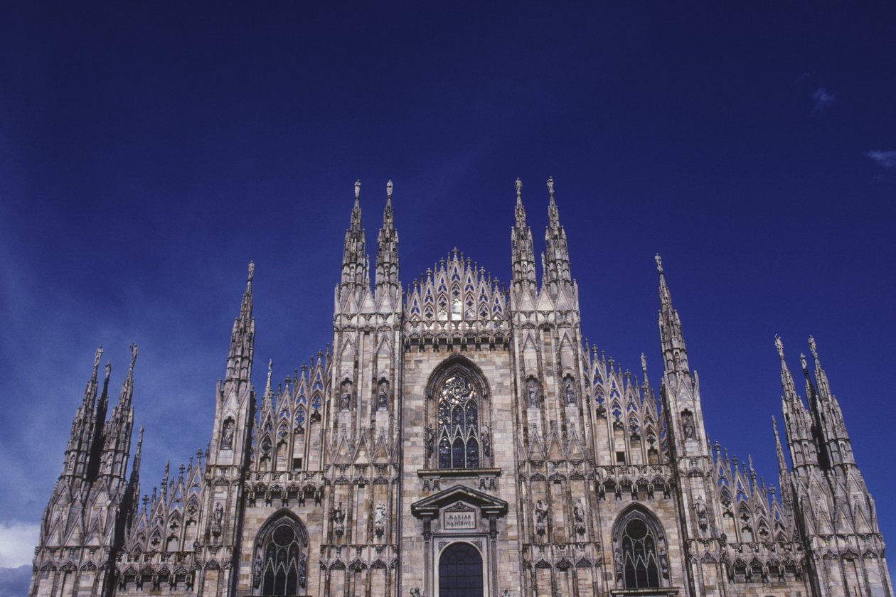 1386年に始まった西側ファサードの眺め 作： イタリア語学校