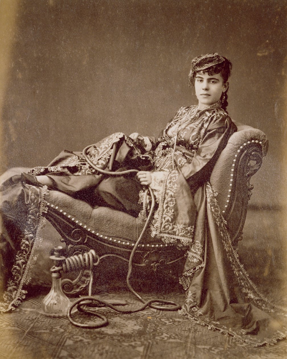 座っているトルコ人女性、1880年頃（アルブメンプリント） 作： J・パスカル・セバ