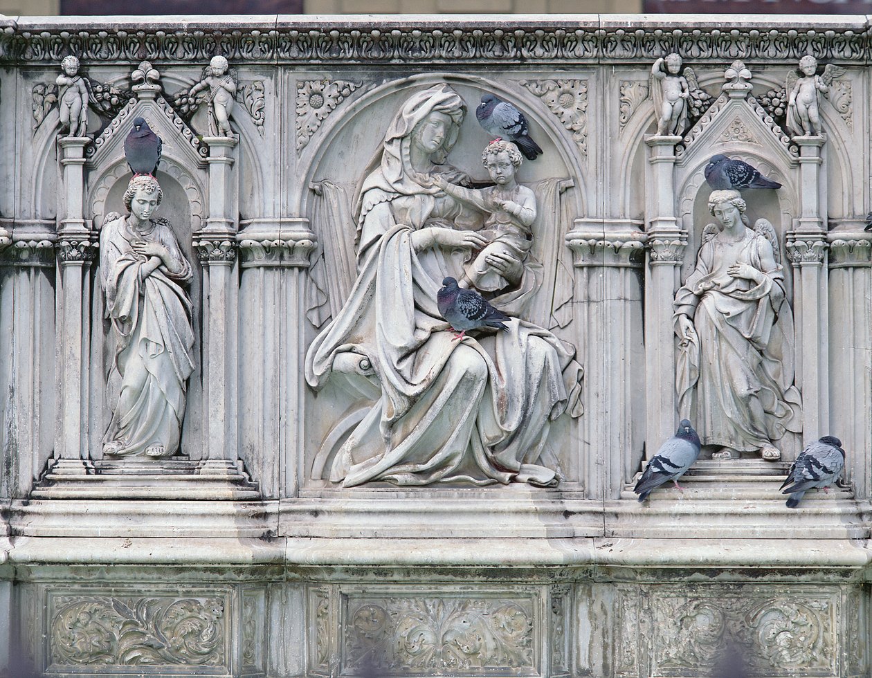 聖母マリアと子供、フォンテガイアの中央部、シエナ、1414-19年（大理石） 作： ヤコポデラケルシア