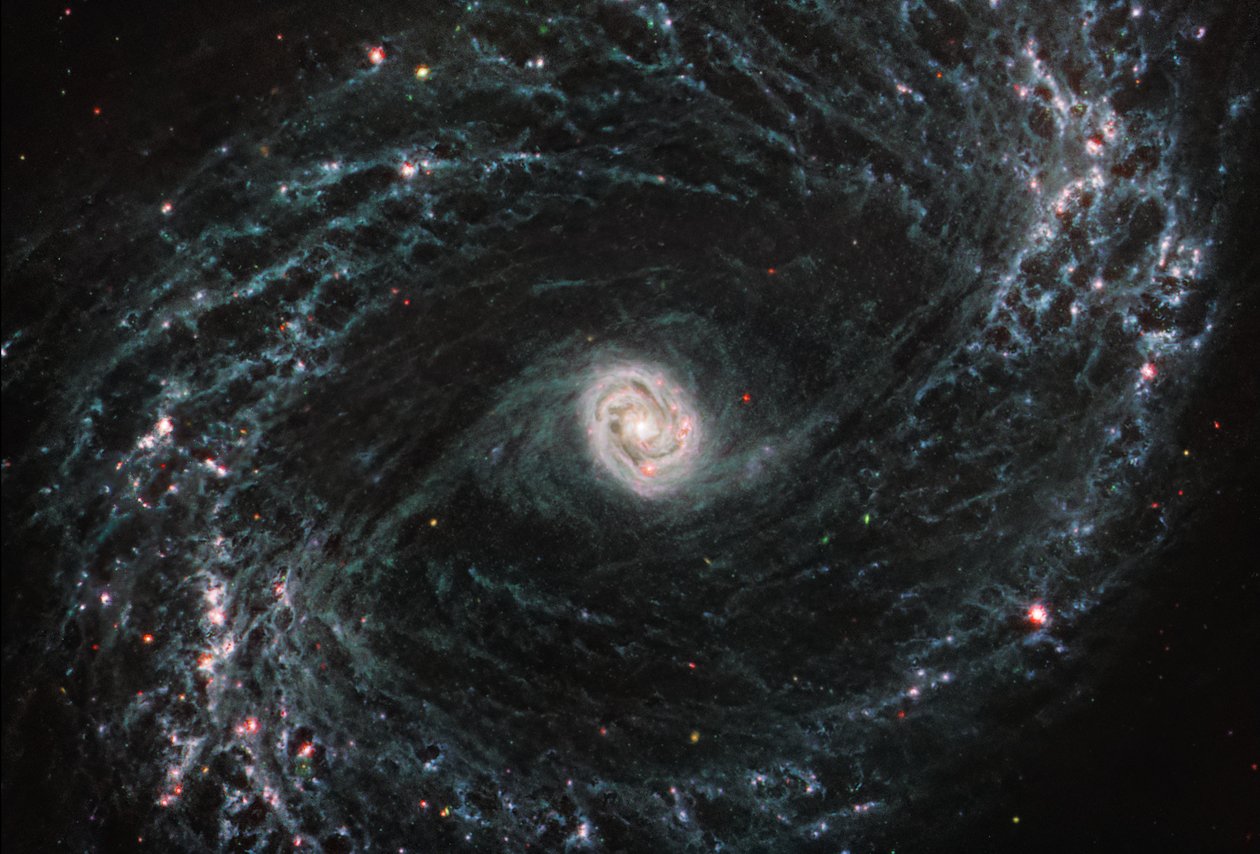 NGC 1433（MIRI画像） 作： ジェイムズウェッブ宇宙望遠鏡（NASA）