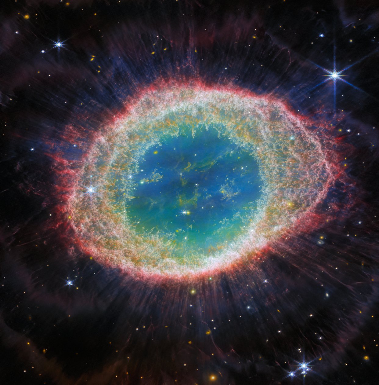 環状星雲（NIRCam画像） 作： ジェイムズウェッブ宇宙望遠鏡（NASA）