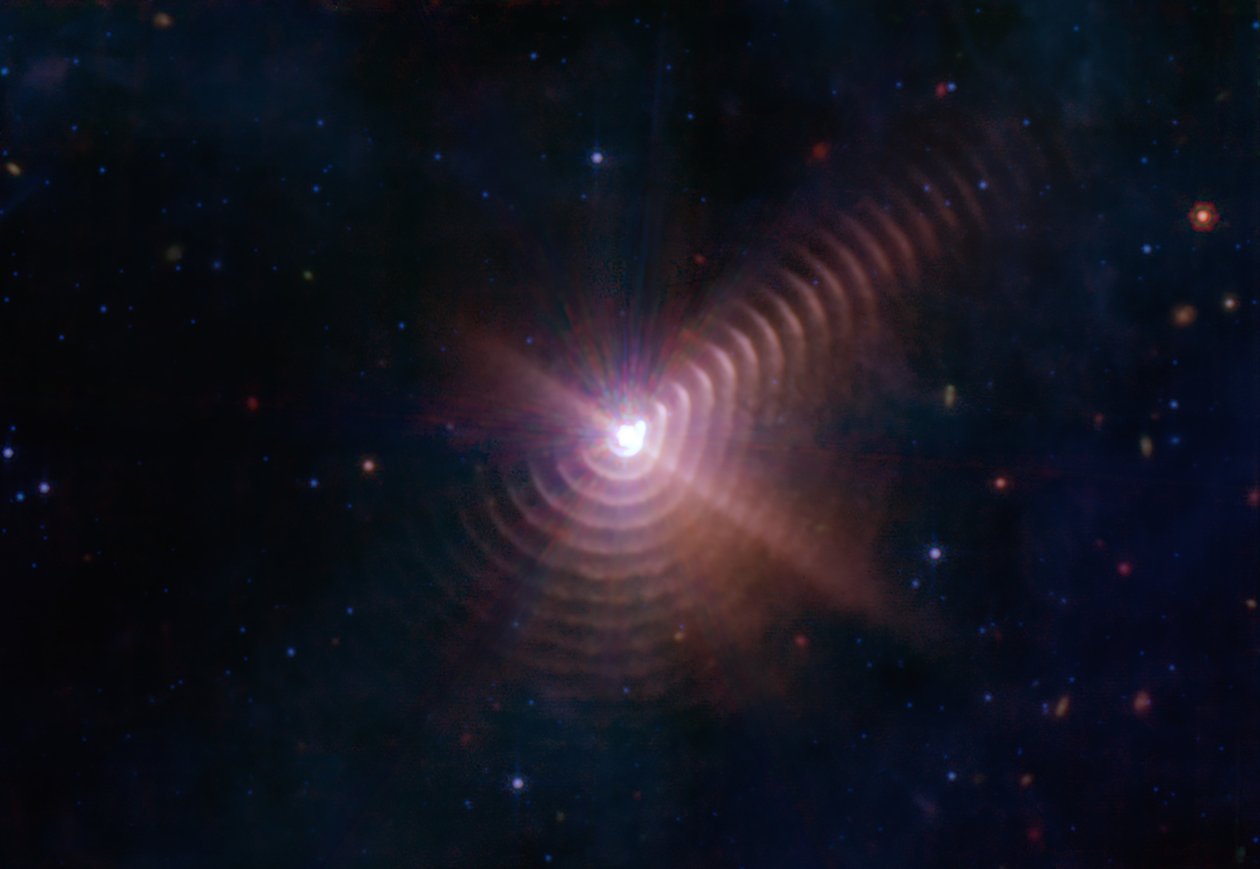 ウルフ・レイエ140（MIRI） 作： ジェイムズウェッブ宇宙望遠鏡（NASA）