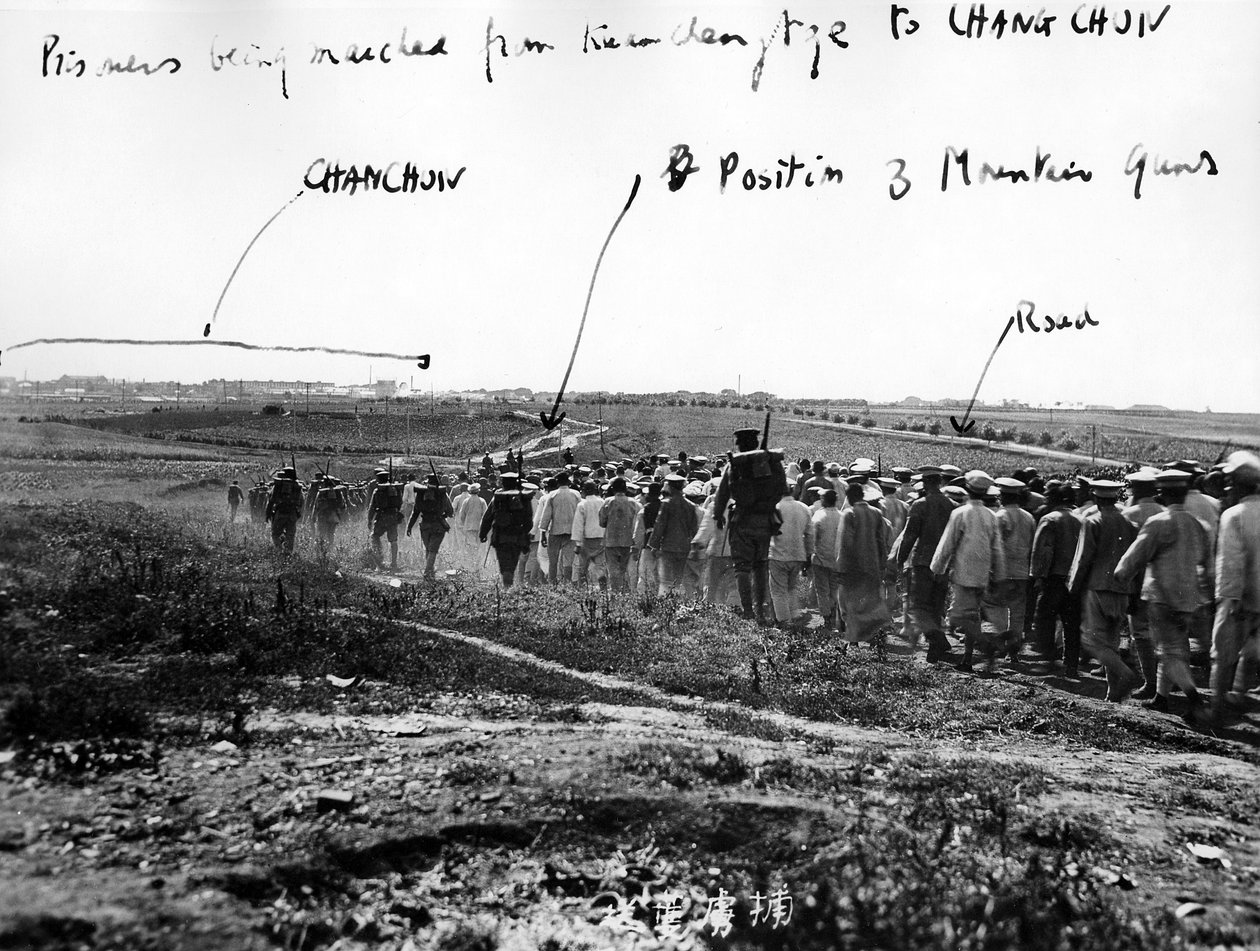 1931年頃、クアンチェンツェから行進している中国人囚人 作： 日本の写真家
