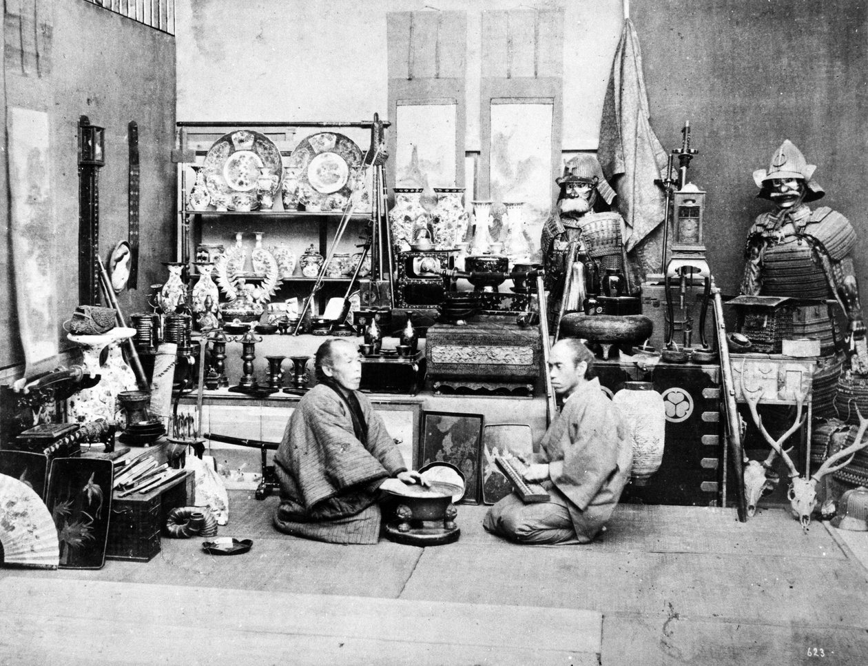 そろばんを持った日本の店主、1870年代 作： 日本の写真家