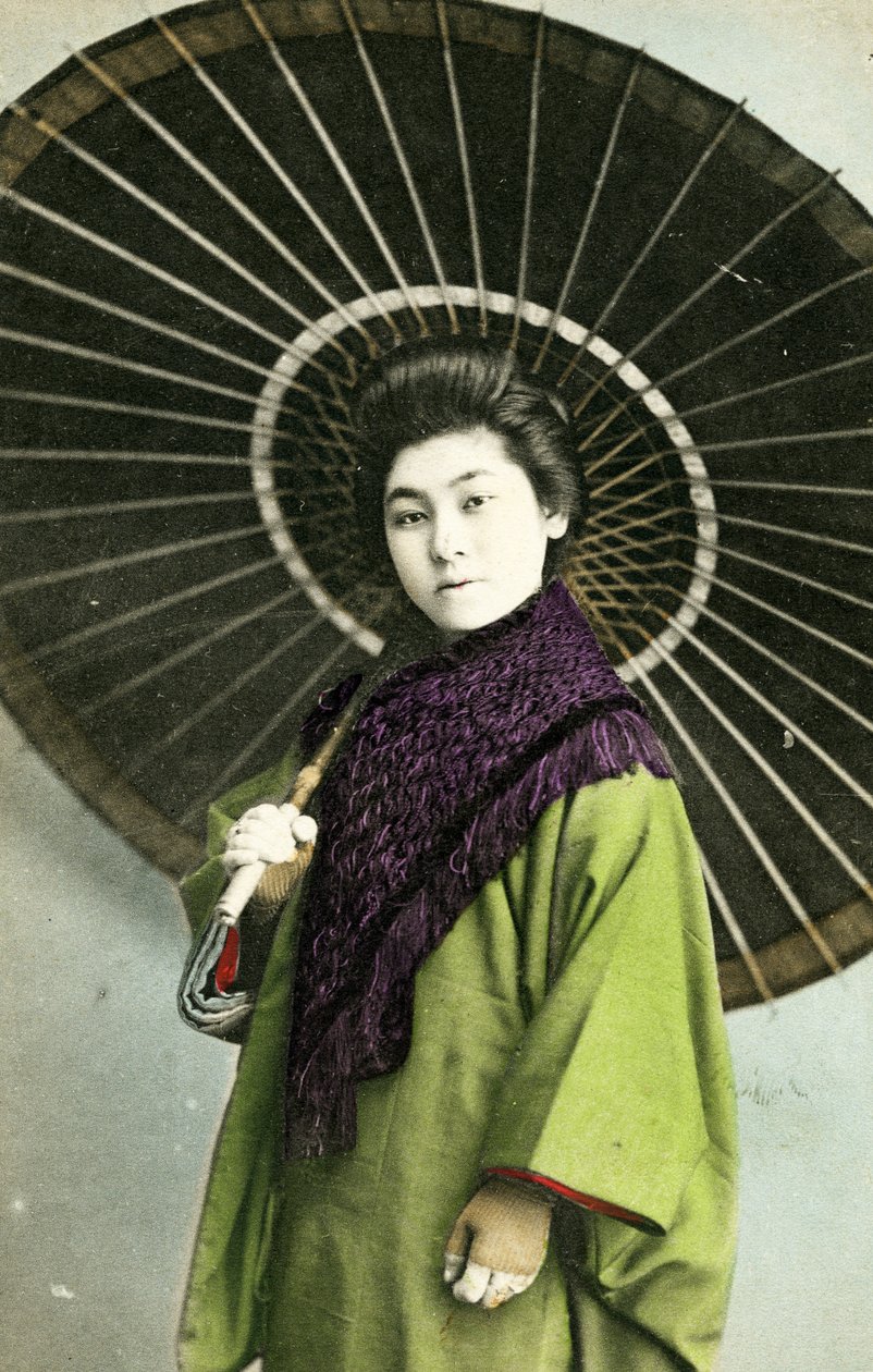 日傘をさした日本人女性、1910年頃（アルブメン写真） 作： 日本の写真家