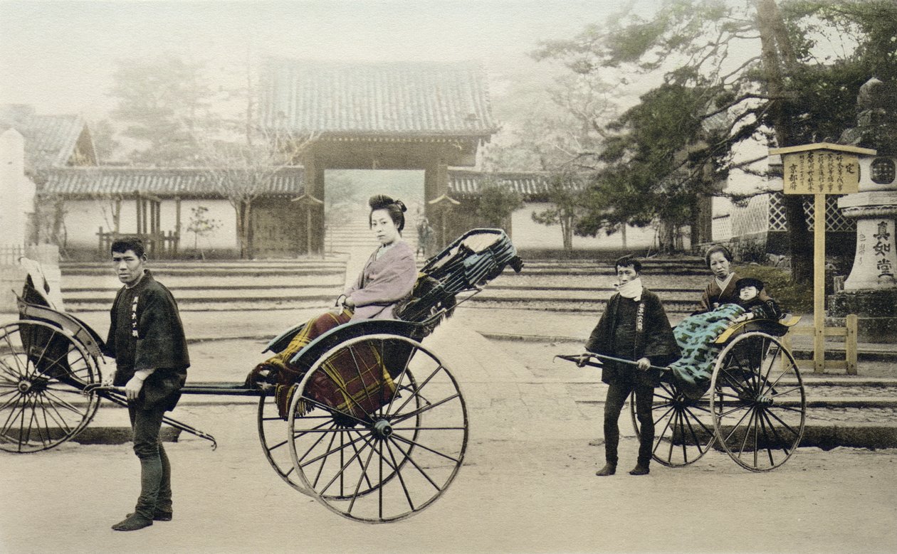 お寺の前にある「神力社」、1880年頃（手塗りの卵白をカードに印刷） 作： 日本の写真家