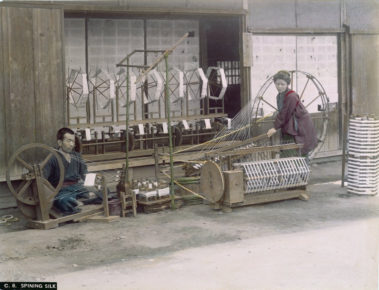 日本の絹紡績、1900年頃（手描き写真） 作： 日本の写真家