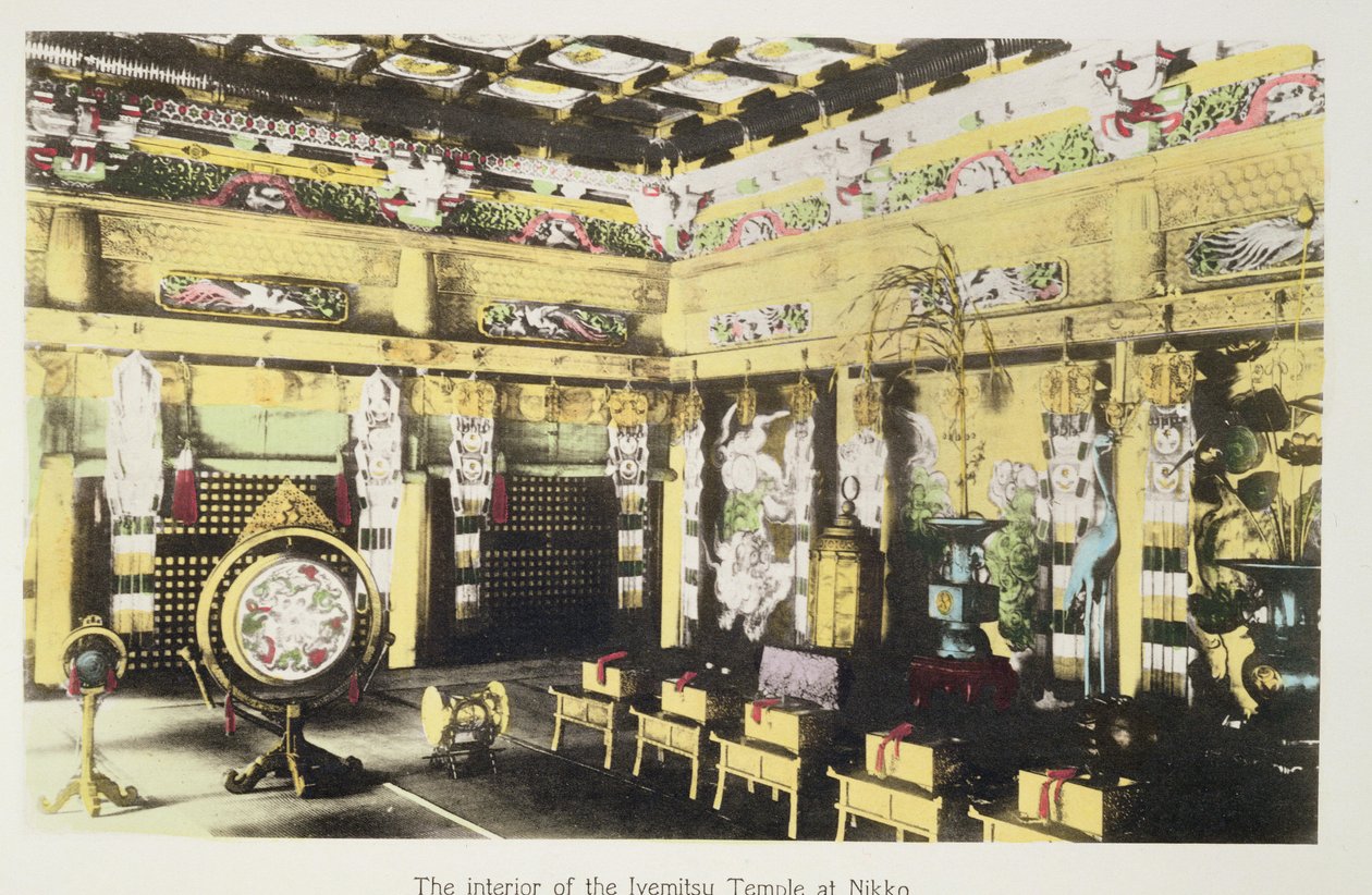 日光の家光寺の内部、1880年頃（手塗りの卵白がカードに印刷されています） 作： 日本の写真家