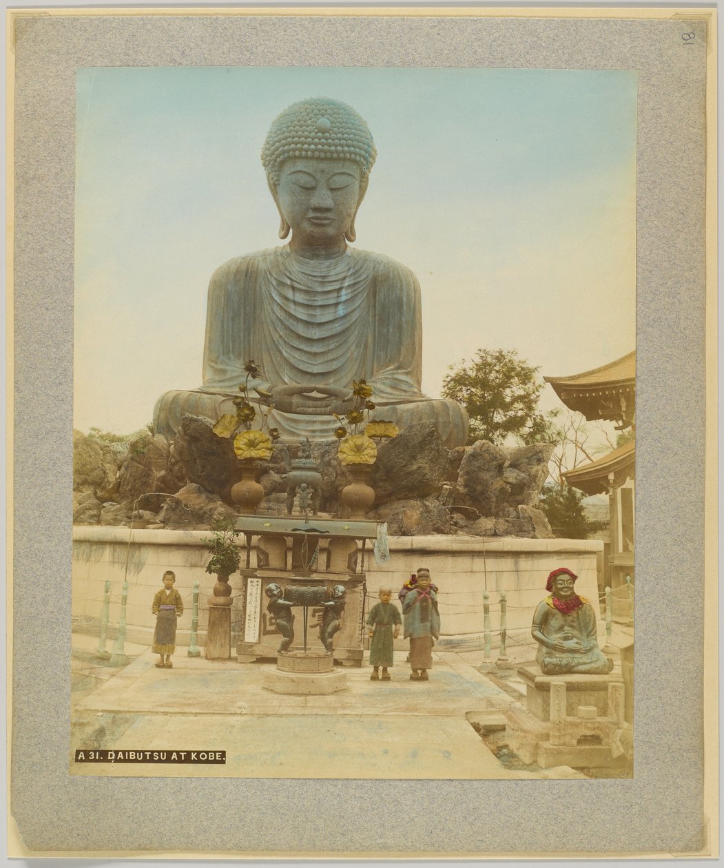 神戸の大仏（手彩色のモノクロ写真 作： 日本の写真家
