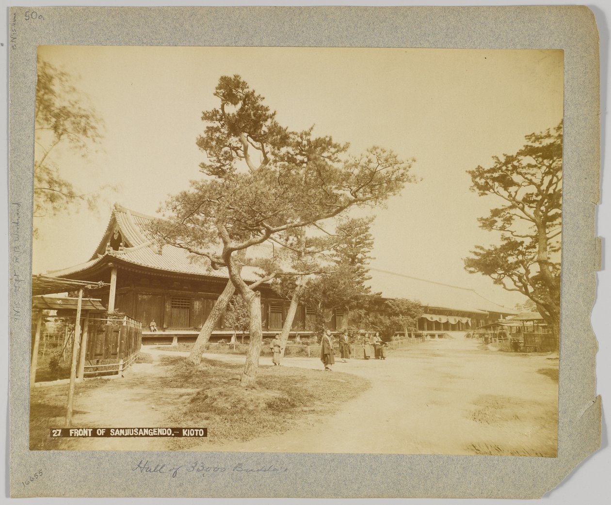 京都・三十三間堂の正面（モノクロ写真 作： 日本の写真家