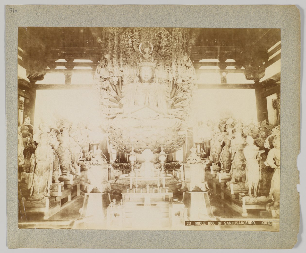 京都・三十三間堂のアイドル（モノクロ写真 作： 日本の写真家