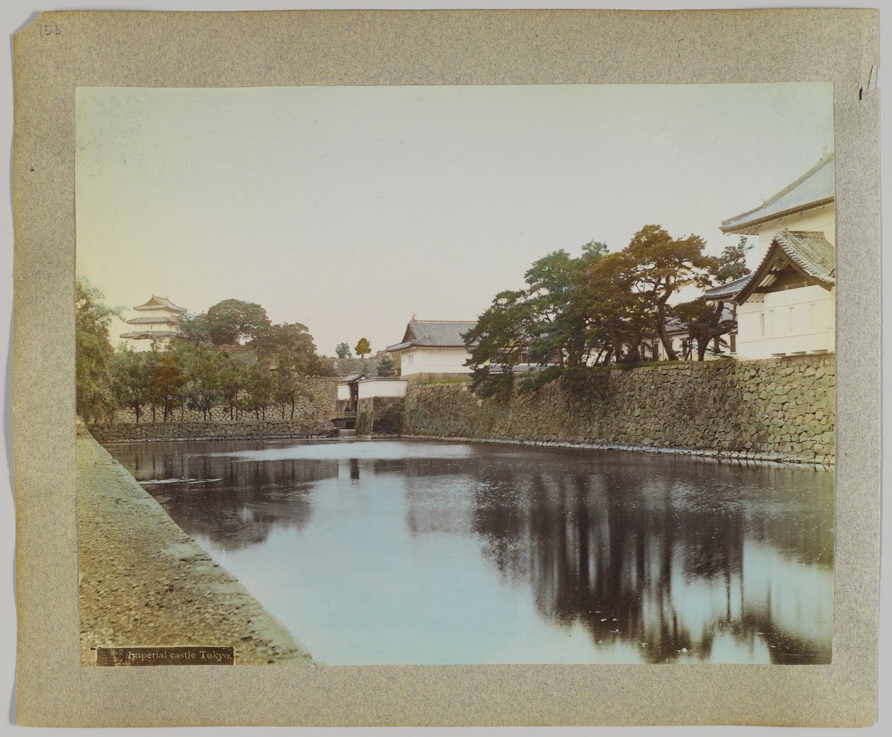 皇居、東京、日本（手彩色のモノクロ写真 作： 日本の写真家