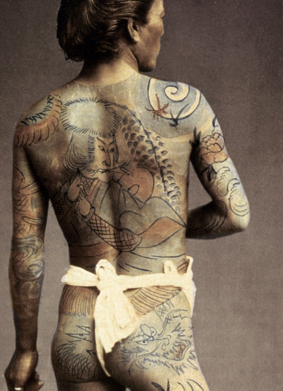 日本の伝統的な入れ墨の入れ墨を持つ男、1880年頃 作： 日本の写真家