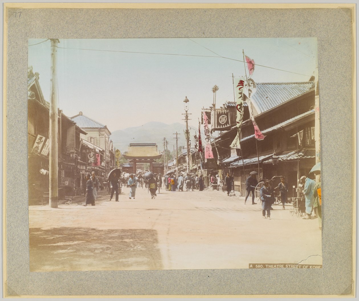神戸・劇場通り（手彩色のモノクロ写真 作： 日本の写真家