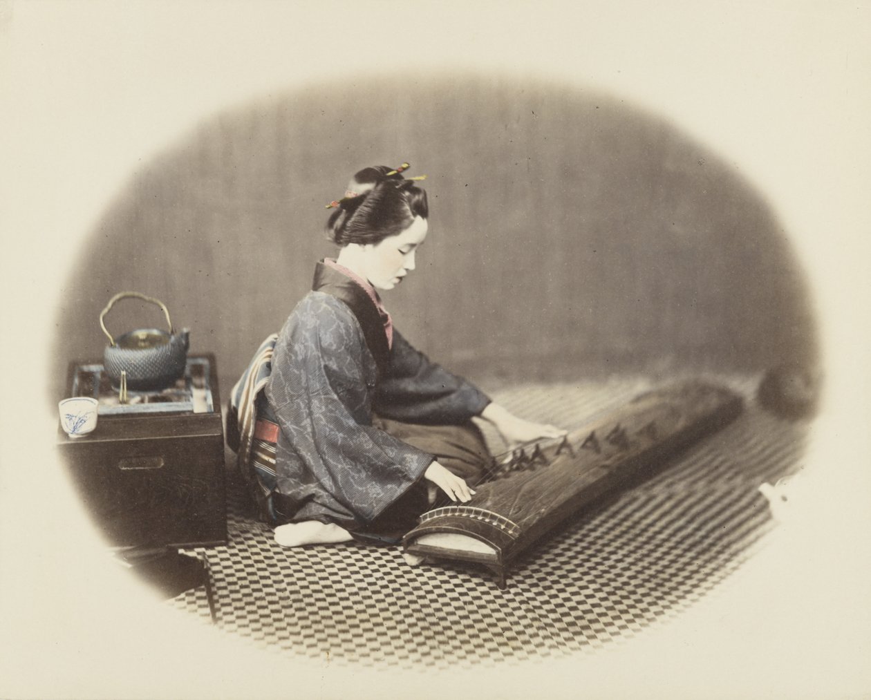 琴を弾く女性（手彩色のモノクロ写真 作： 日本の写真家