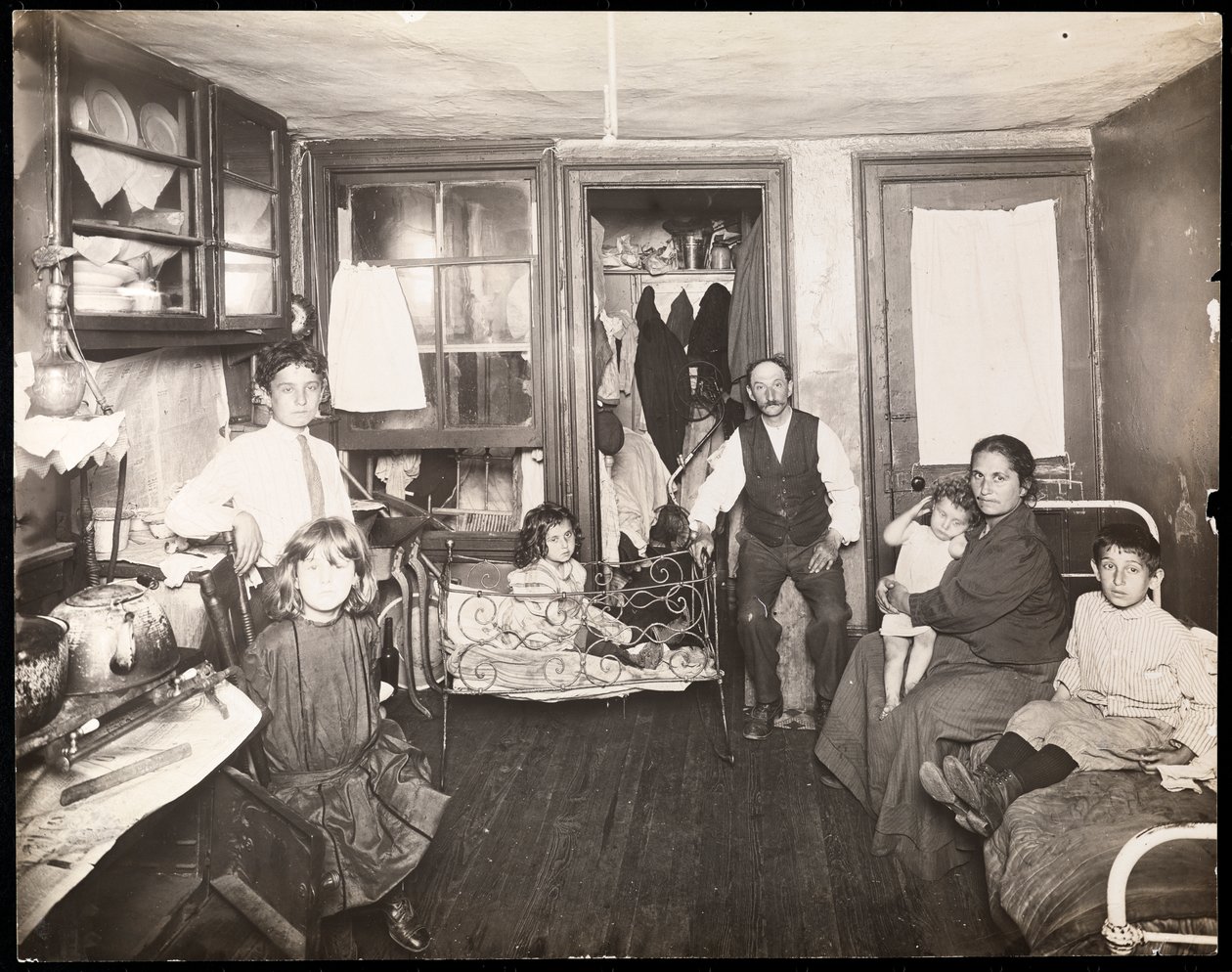 長屋の部屋にいる家族、1910年頃（ゼラチンシルバープリント） 作： ジェシーターボックスビール