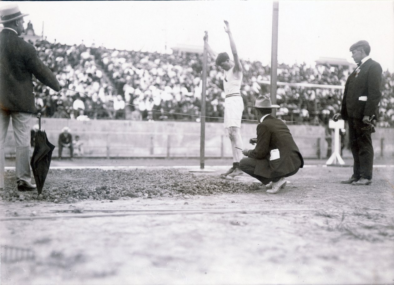 1904年のオリンピックでスタンディングブロードジャンプで競うニューヨークアスレチッククラブのレイユーリー。ユーリーがイベントで優勝 作： ジェシーターボックスビール